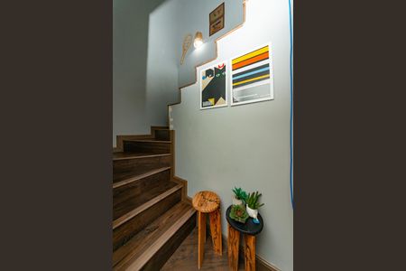 Apartamento à venda com 115m², 2 quartos e 2 vagas Apartamento à venda com 115m², 2 quartos e 2 vagasEscada