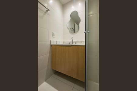 Banheiro de kitnet/studio para alugar com 1 quarto, 28m² em Sumarezinho, São Paulo