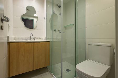 Banheiro de kitnet/studio para alugar com 1 quarto, 28m² em Sumarezinho, São Paulo