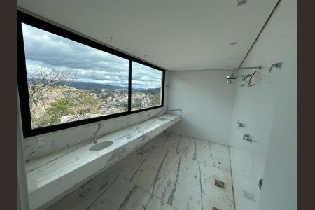 Casa de condomínio para alugar com 700m², 4 quartos e 8 vagasBanheiro 1