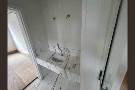 Casa de condomínio para alugar com 700m², 4 quartos e 8 vagasBanheiro 3