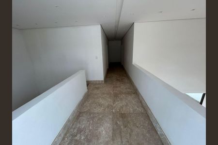 Casa de condomínio para alugar com 700m², 4 quartos e 8 vagasCorredor