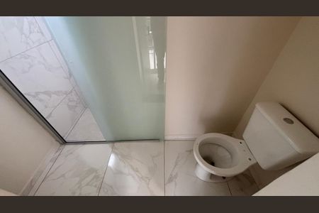 Casa de condomínio à venda com 80m², 2 quartos e 4 vagas Casa de condomínio à venda com 80m², 2 quartos e 4 vagasBanheiro da Suíte