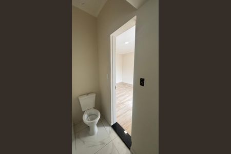 Casa de condomínio à venda com 80m², 2 quartos e 4 vagas Casa de condomínio à venda com 80m², 2 quartos e 4 vagasBanheiro da Suíte