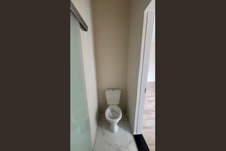 Casa de condomínio à venda com 80m², 2 quartos e 4 vagas Casa de condomínio à venda com 80m², 2 quartos e 4 vagasBanheiro da Suíte