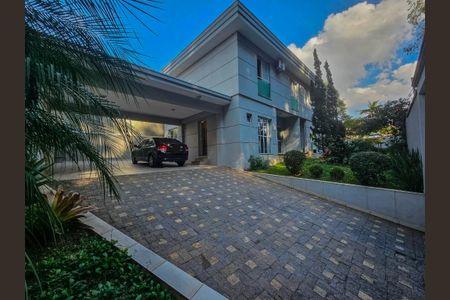 Casa à venda com 330m², 4 quartos e 5 vagas Casa à venda com 330m², 4 quartos e 5 vagasFachada