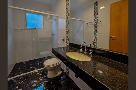 Casa à venda com 330m², 4 quartos e 5 vagas Casa à venda com 330m², 4 quartos e 5 vagasBanheiro da Suíte 1