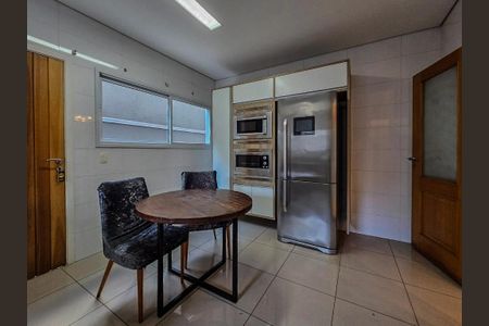 Casa à venda com 330m², 4 quartos e 5 vagas Casa à venda com 330m², 4 quartos e 5 vagasCozinha