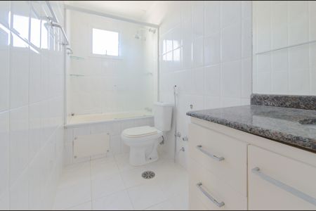 Apartamento à venda com 310m², 4 quartos e 4 vagas Apartamento à venda com 310m², 4 quartos e 4 vagasBanheiro da Suíte 1
