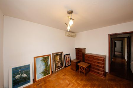 Casa à venda com 235m², 3 quartos e 2 vagasSuíte