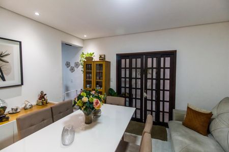 Casa à venda com 202m², 4 quartos e 2 vagas Casa à venda com 202m², 4 quartos e 2 vagasSala