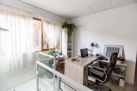 Casa à venda com 202m², 4 quartos e 2 vagas Casa à venda com 202m², 4 quartos e 2 vagasEscritório