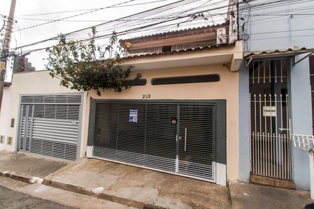 Casa à venda com 202m², 4 quartos e 2 vagas Casa à venda com 202m², 4 quartos e 2 vagasFachada