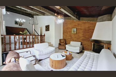 Casa de condomínio à venda com 245m², 3 quartos e 4 vagas