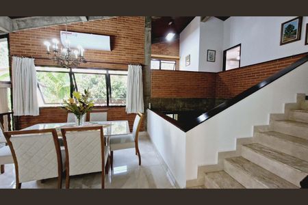 Casa de condomínio à venda com 245m², 3 quartos e 4 vagas