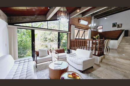 Casa de condomínio à venda com 245m², 3 quartos e 4 vagas