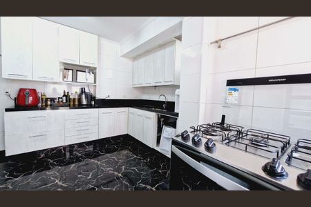 Casa de condomínio à venda com 245m², 3 quartos e 4 vagas