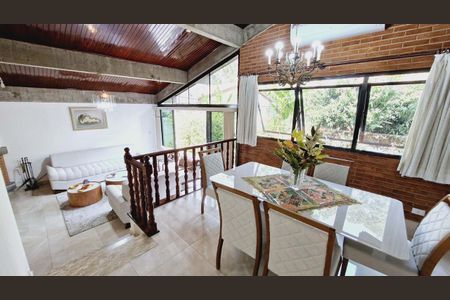 Casa de condomínio à venda com 245m², 3 quartos e 4 vagas