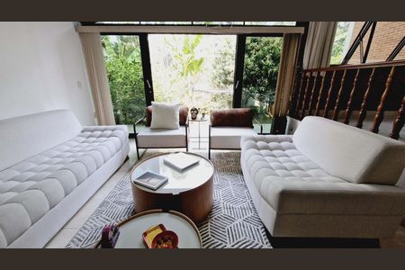 Casa de condomínio à venda com 245m², 3 quartos e 4 vagas