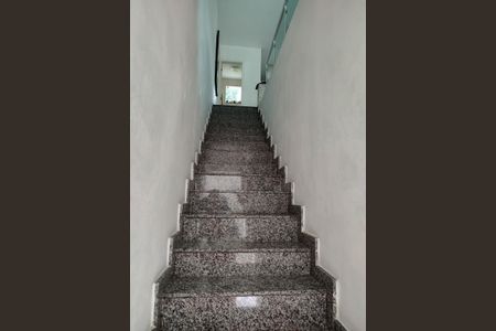 Casa de condomínio à venda com 200m², 2 quartos e 1 vagaEscada