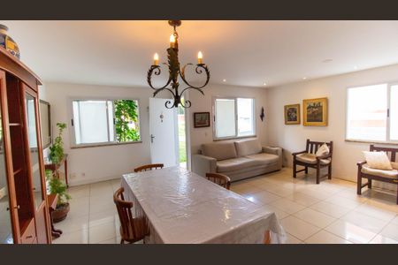 Sala de casa de condomínio à venda com 4 quartos, 136m² em Pendotiba, Niterói