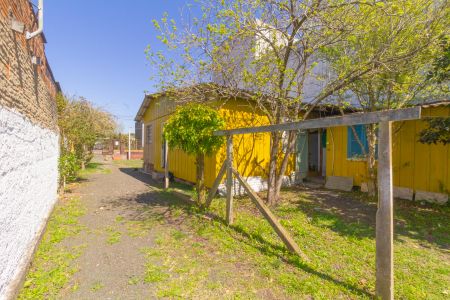 Casa à venda com 50m², 1 quarto e sem vagaQuintal