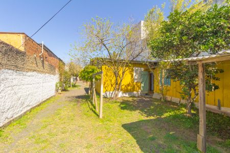 Casa à venda com 50m², 1 quarto e sem vagaQuintal