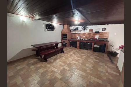 Casa à venda com 290m², 4 quartos e 2 vagas Casa à venda com 290m², 4 quartos e 2 vagasChurrasqueira