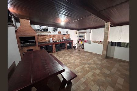 Casa à venda com 290m², 4 quartos e 2 vagas Casa à venda com 290m², 4 quartos e 2 vagasChurrasqueira