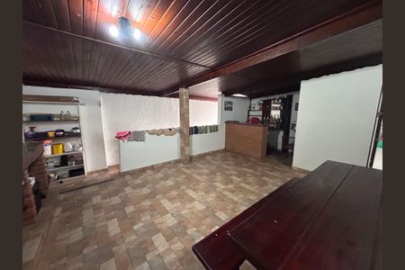 Casa à venda com 290m², 4 quartos e 2 vagas Casa à venda com 290m², 4 quartos e 2 vagasChurrasqueira
