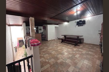 Casa à venda com 290m², 4 quartos e 2 vagas Casa à venda com 290m², 4 quartos e 2 vagasChurrasqueira