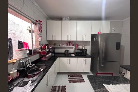 Casa à venda com 290m², 4 quartos e 2 vagas Casa à venda com 290m², 4 quartos e 2 vagasCozinha