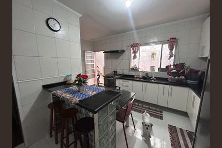 Casa à venda com 290m², 4 quartos e 2 vagas Casa à venda com 290m², 4 quartos e 2 vagasCozinha