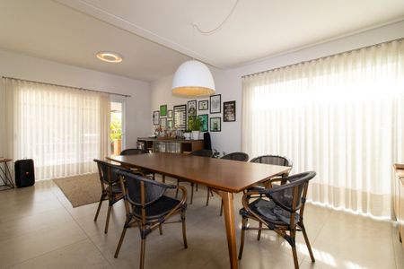 Casa de condomínio à venda com 194m², 3 quartos e 2 vagas Casa de condomínio à venda com 194m², 3 quartos e 2 vagasSala de Jantar