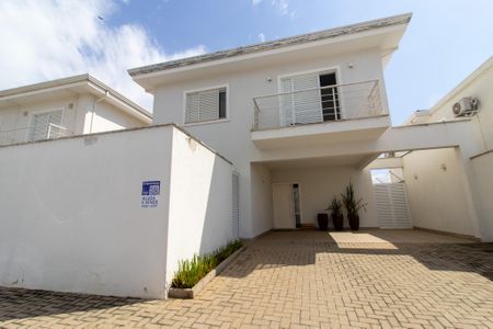 Casa de condomínio à venda com 194m², 3 quartos e 2 vagas Casa de condomínio à venda com 194m², 3 quartos e 2 vagasFachada