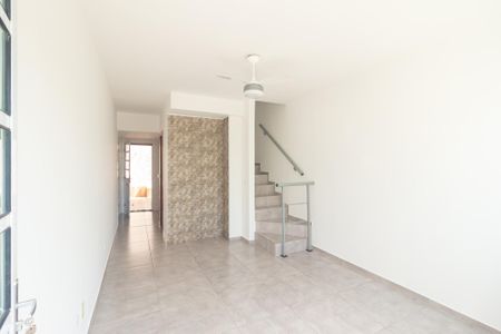 Sala de casa de condomínio para alugar com 2 quartos, 80m² em Guaratiba, Rio de Janeiro