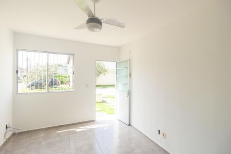 Sala de casa de condomínio para alugar com 2 quartos, 80m² em Guaratiba, Rio de Janeiro