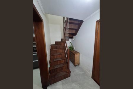 Casa de condomínio para alugar com 150m², 3 quartos e 2 vagasEscada