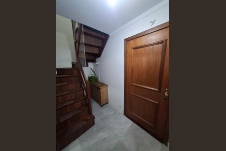 Casa de condomínio para alugar com 150m², 3 quartos e 2 vagasEscada
