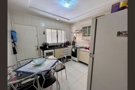 Casa à venda com 107m², 3 quartos e 2 vagas Casa à venda com 107m², 3 quartos e 2 vagasCozinha