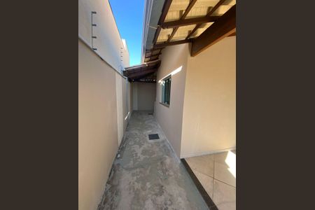 Casa à venda com 90m², 3 quartos e 2 vagas Casa à venda com 90m², 3 quartos e 2 vagasCorredor