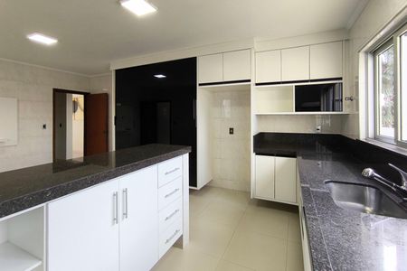 Casa de condomínio à venda com 357m², 4 quartos e 2 vagasCozinha