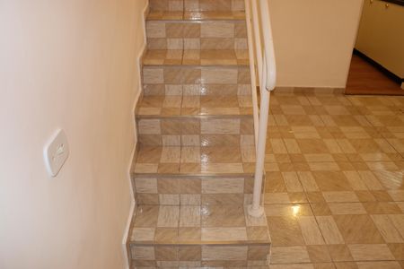 Casa para alugar com 70m², 2 quartos e sem vagaEscada / 2º andar