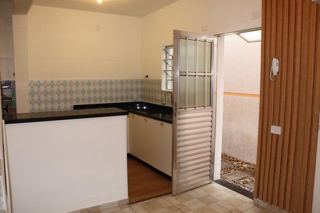 Sala de casa para alugar com 2 quartos, 70m² em Jardim Nayara, Embu das Artes
