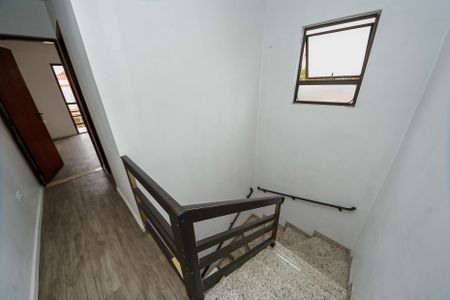 Casa à venda com 222m², 3 quartos e 6 vagas Casa à venda com 222m², 3 quartos e 6 vagasEscada