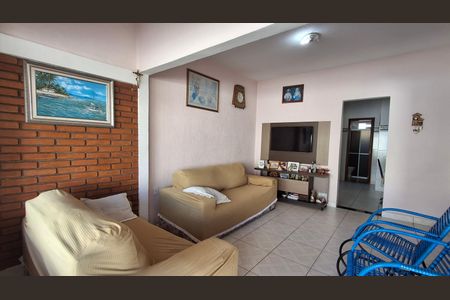 Casa à venda com 132m², 3 quartos e 3 vagas Casa à venda com 132m², 3 quartos e 3 vagasSala