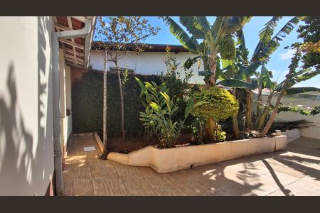 Casa à venda com 132m², 3 quartos e 3 vagas Casa à venda com 132m², 3 quartos e 3 vagasQuintal Casa 1