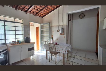 Casa à venda com 132m², 3 quartos e 3 vagas Casa à venda com 132m², 3 quartos e 3 vagasCozinha