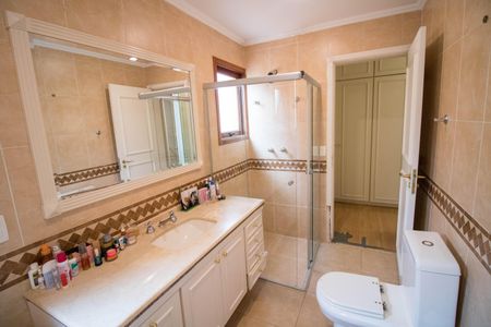 Casa à venda com 460m², 4 quartos e 4 vagas Casa à venda com 460m², 4 quartos e 4 vagasBanheiro da Suíte 1