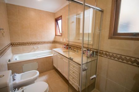 Casa à venda com 460m², 4 quartos e 4 vagas Casa à venda com 460m², 4 quartos e 4 vagasBanheiro da Suíte 1